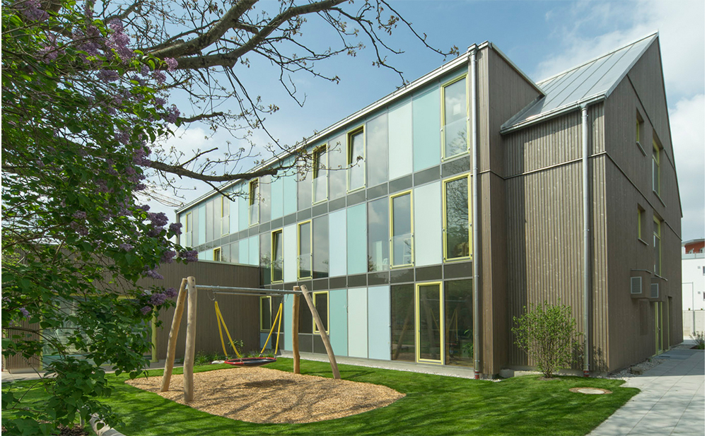 Außenperspektive Gartenbereich Hort und Kindergarten in Dachau