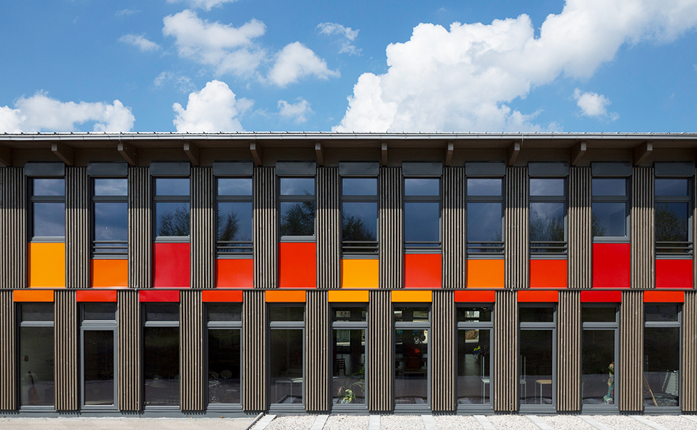 Außenperspektive Fassade Montessorischule mit Turnhalle in Bad Tölz
