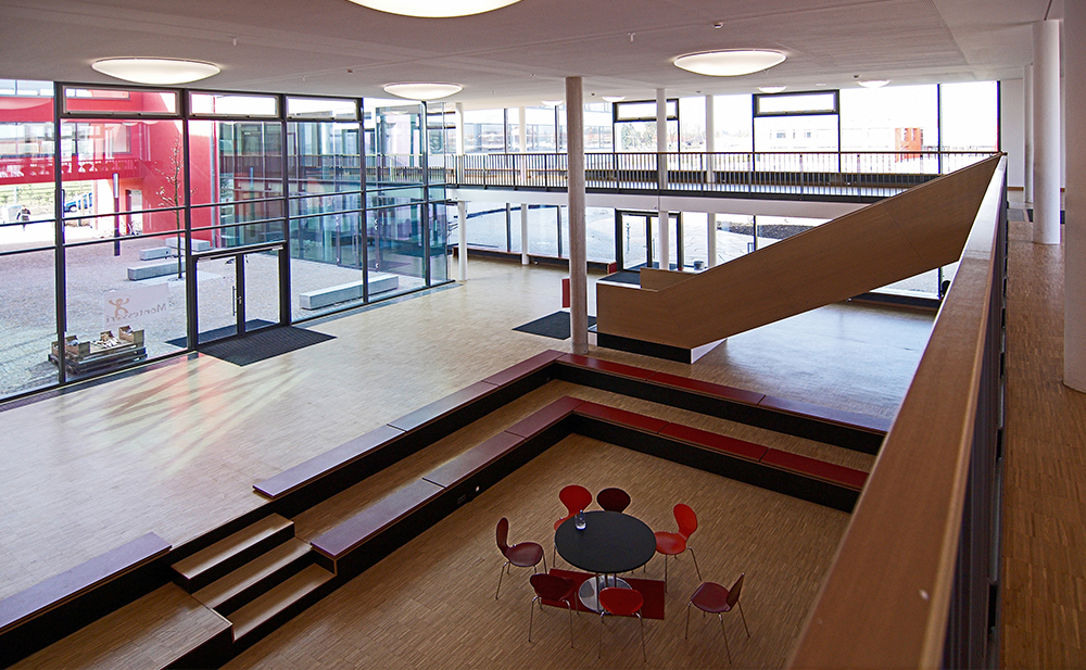 Innenperspektive Aula- und Essbereich Montessorischule in Dachau